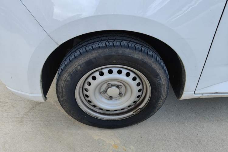 Used Wuling Zhengcheng 2021 1.5T Manual Comfort Version Left Front Wheel Hub