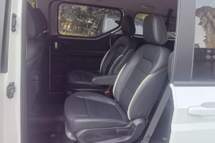 Used Wuling Zhengcheng 2021 1.5T Manual Luxury Version Left Rear Seat