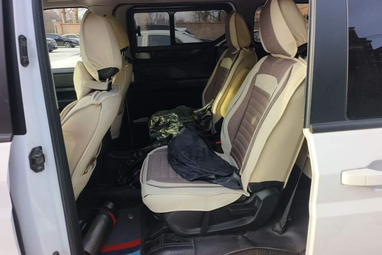 Used Wuling Zhengcheng 2021 1.5T Manual Luxury Version Left Rear Seat
