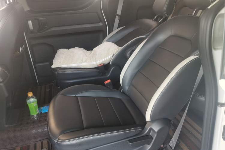 Used Wuling Zhengcheng 2021 1.5T Manual Luxury Version Left Rear Seat