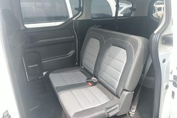 Used Wuling Zhengcheng 2021 1.5T Manual Comfort Version Left Rear Seat