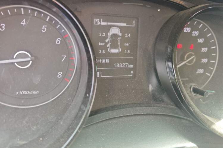 Used Wuling Zhengcheng 2021 1.5T Manual Luxury Version Odometer Close Up