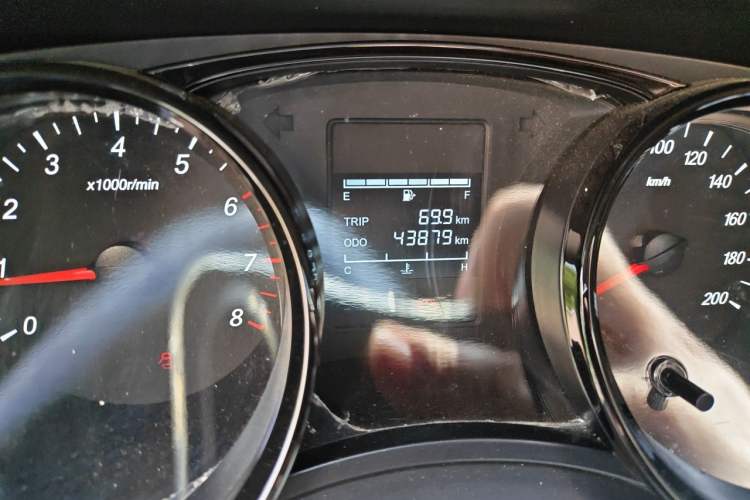 Used Wuling Zhengcheng 2021 1.5T Manual Comfort Version Odometer Close Up