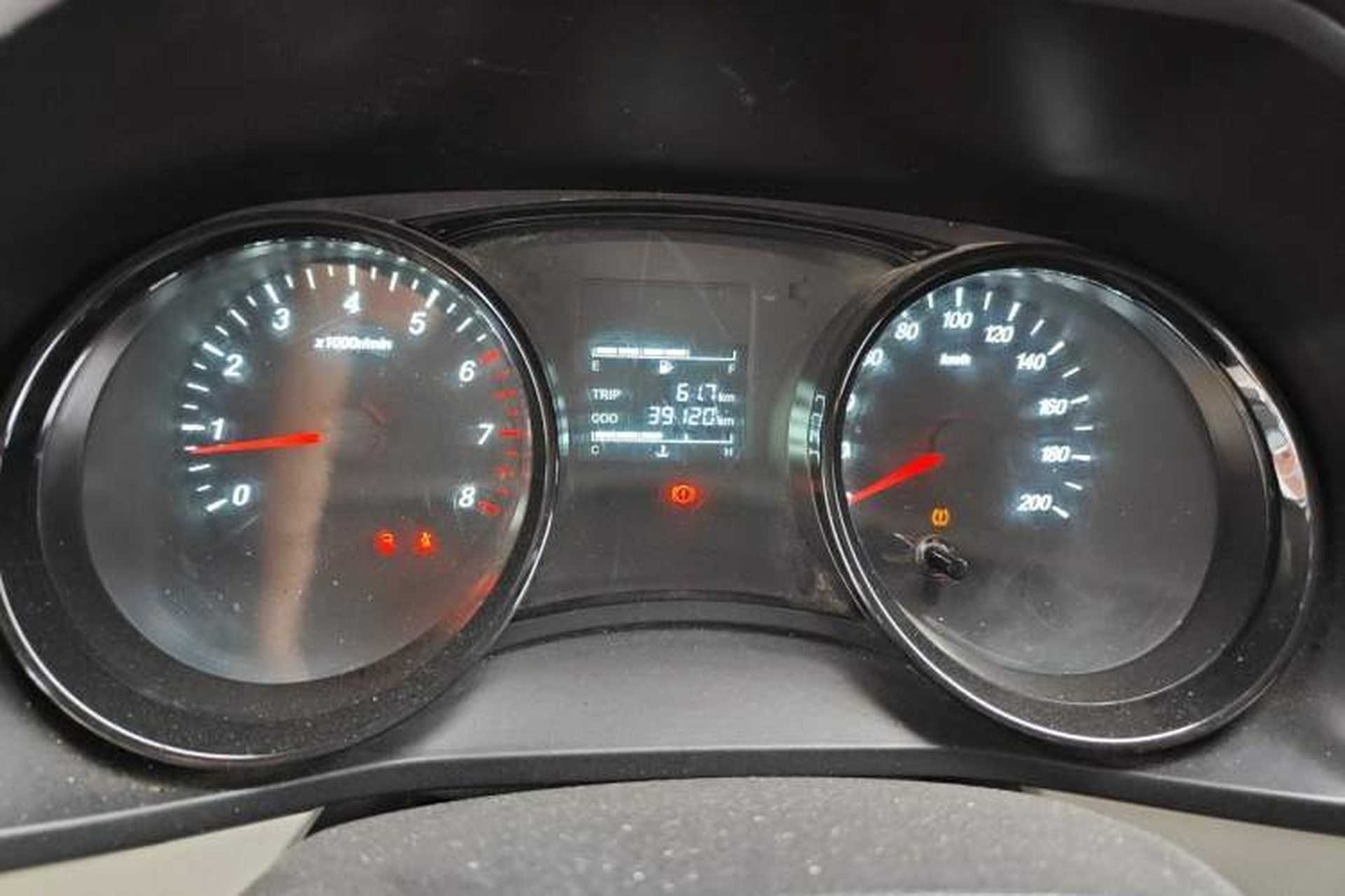 Used Wuling Zhengcheng 2021 1.5T Manual Comfort Version Odometer Close Up