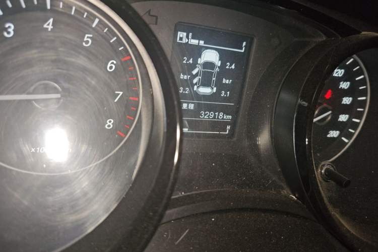Used Wuling Zhengcheng 2021 1.5T Manual Luxury Version Odometer Close Up