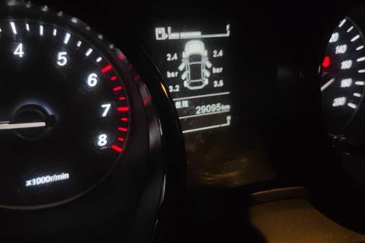 Used Wuling Zhengcheng 2021 1.5T Manual Luxury Version Odometer Close Up