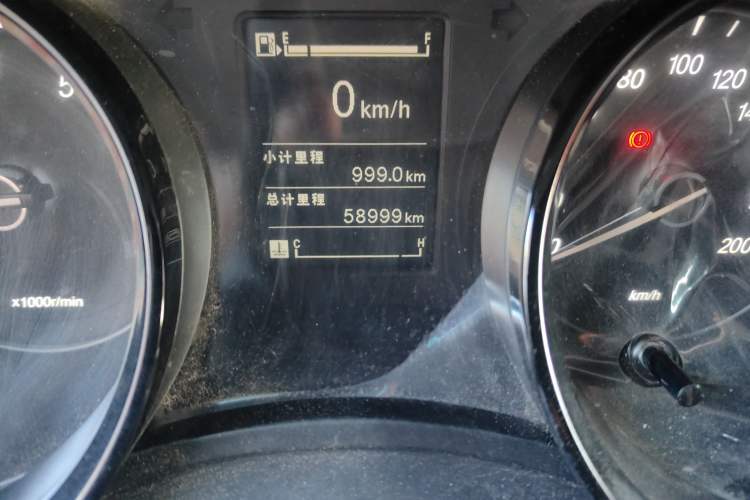 Used Wuling Zhengcheng 2021 1.5T Manual Luxury Version Odometer Close Up