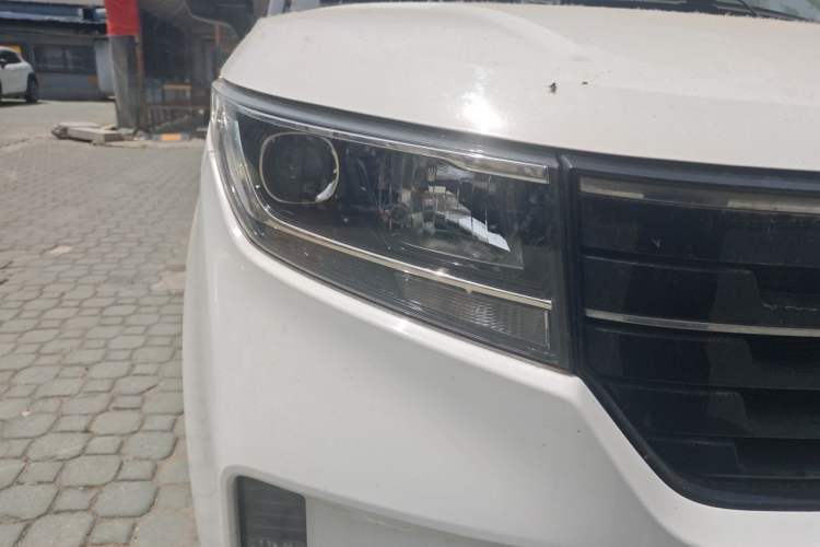 Used Wuling Zhengcheng 2021 1.5T Manual Luxury Version Right Front Headlight