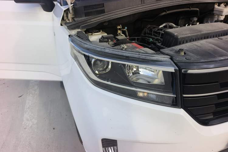 Used Wuling Zhengcheng 2021 1.5T Manual Luxury Version Right Front Headlight