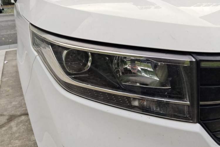 Used Wuling Zhengcheng 2021 1.5T Manual Luxury Version Right Front Headlight