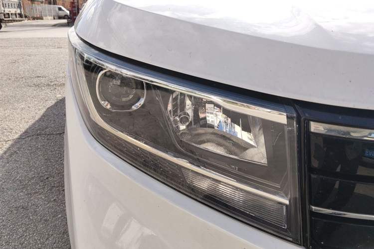 Used Wuling Zhengcheng 2021 1.5T Manual Luxury Version Right Front Headlight