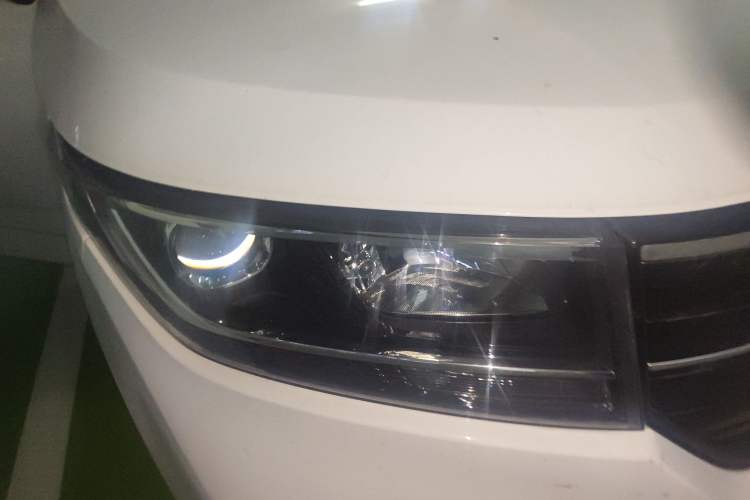 Used Wuling Zhengcheng 2021 1.5T Manual Luxury Version Right Front Headlight