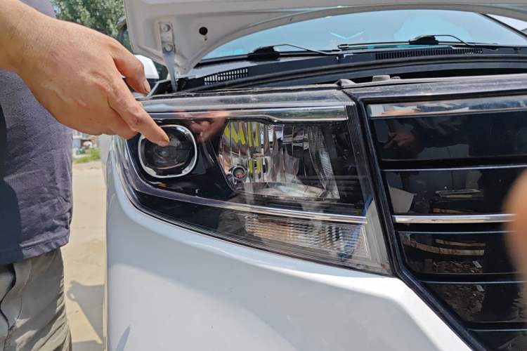 Used Wuling Zhengcheng 2021 1.5T Manual Luxury Version Right Front Headlight