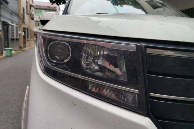 Used Wuling Zhengcheng 2021 1.5T Manual Luxury Version Right Front Headlight