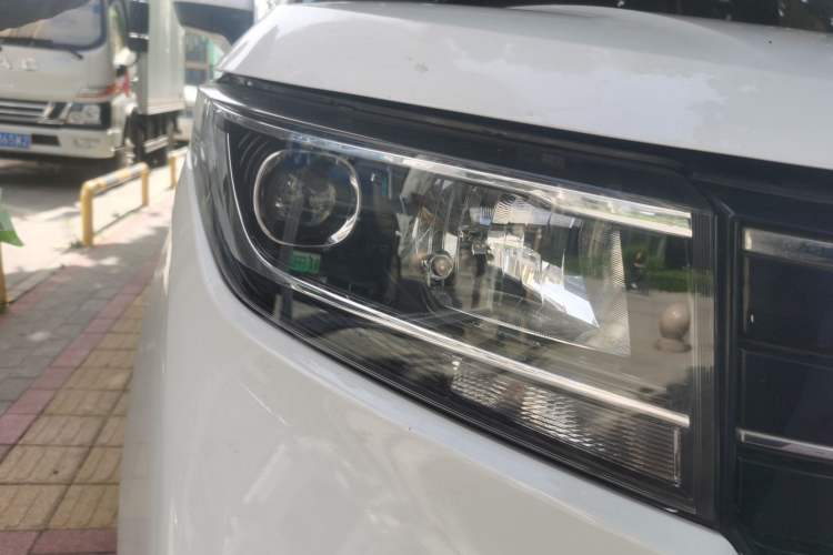 Used Wuling Zhengcheng 2021 1.5T Manual Luxury Version Right Front Headlight