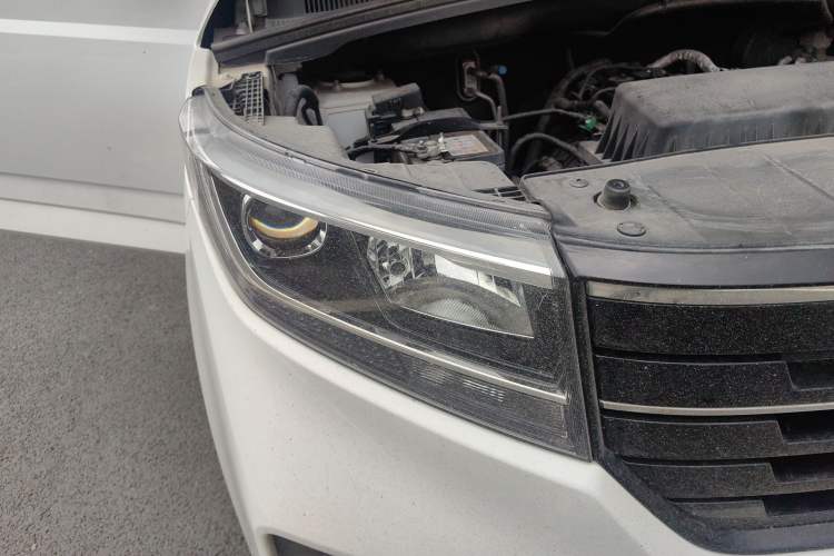 Used Wuling Zhengcheng 2021 1.5T Manual Luxury Commercial Vehicle Right Front Headlight