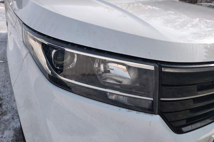 Used Wuling Zhengcheng 2021 1.5T Manual Luxury Version Right Front Headlight