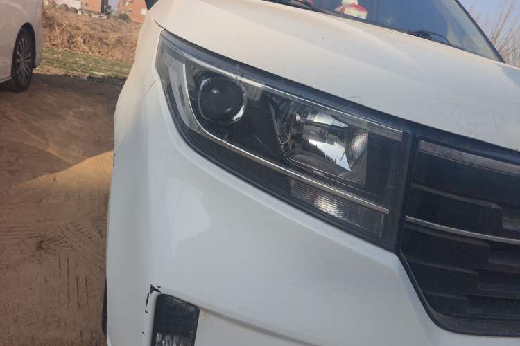 Used Wuling Zhengcheng 2021 1.5T Manual Luxury Version Right Front Headlight