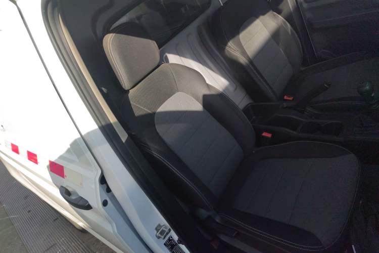 Used Wuling Zhengcheng 2021 1.5T Manual Comfort Version with Enclosed Windows Right Front Seat