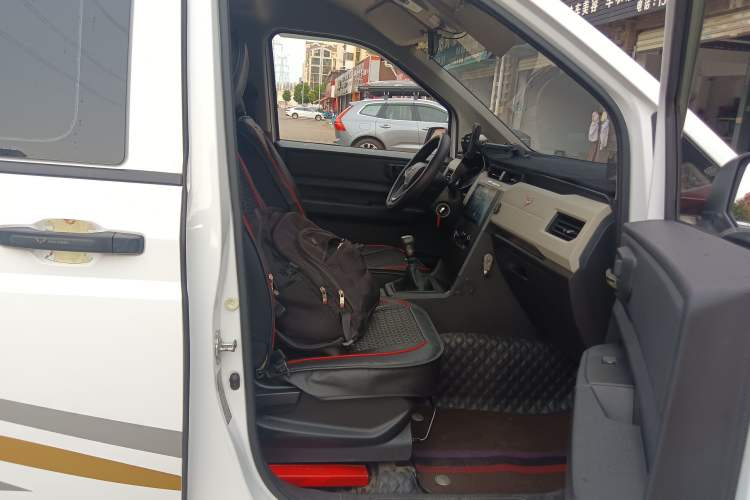 Used Wuling Zhengcheng 2021 1.5T Manual Comfort Version Right Front Seat