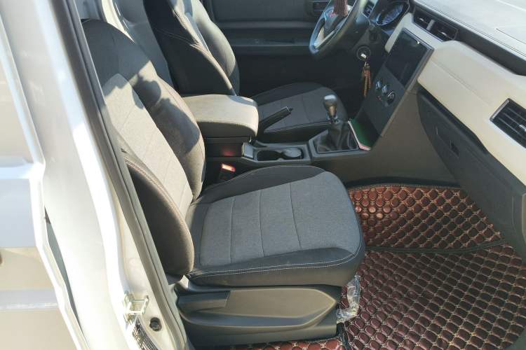 Used Wuling Zhengcheng 2021 1.5T Manual Comfort Version with Enclosed Windows Right Front Seat