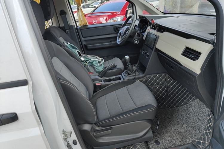 Used Wuling Zhengcheng 2021 1.5T Manual Comfort Version Right Front Seat