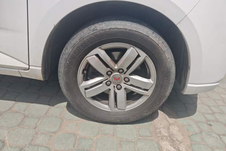 Used Wuling Zhengcheng 2021 1.5T Manual Luxury Version Right Front Wheel Hub