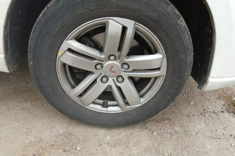 Used Wuling Zhengcheng 2021 1.5T Manual Luxury Version Right Front Wheel Hub