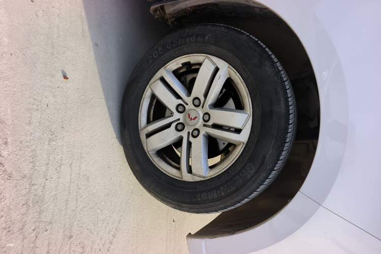 Used Wuling Zhengcheng 2021 1.5T Manual Luxury Version Right Front Wheel Hub