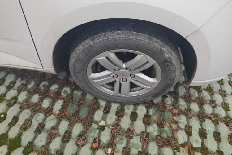Used Wuling Zhengcheng 2021 1.5T Manual Luxury Version Right Front Wheel Hub