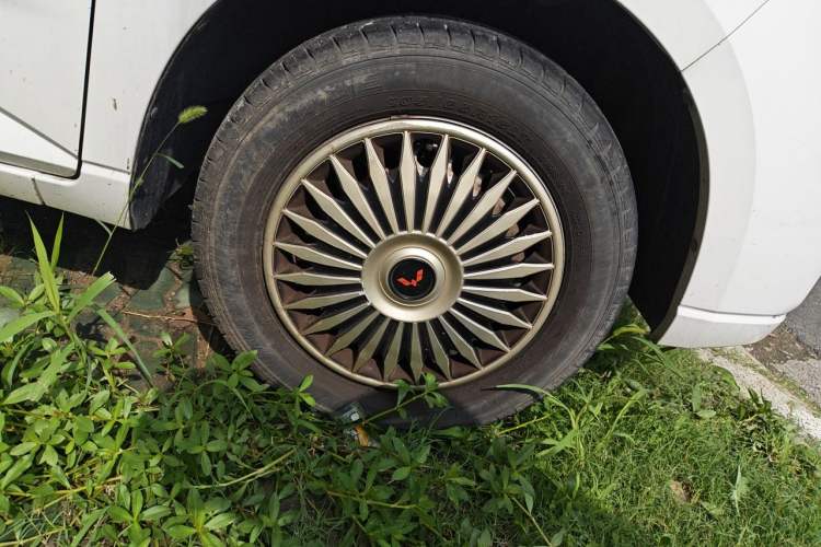 Used Wuling Zhengcheng 2021 1.5T Manual Comfort Version Right Front Wheel Hub