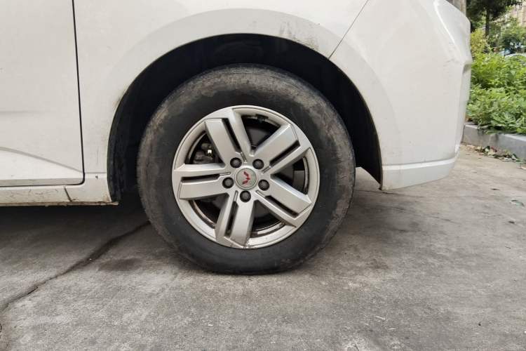 Used Wuling Zhengcheng 2021 1.5T Manual Luxury Version Right Front Wheel Hub