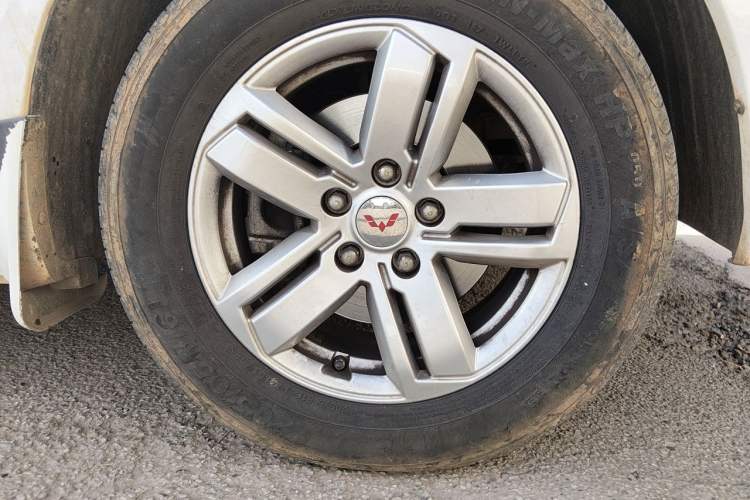 Used Wuling Zhengcheng 2021 1.5T Manual Luxury Version Right Front Wheel Hub