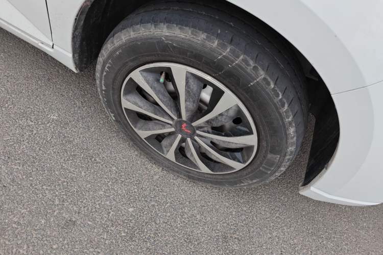 Used Wuling Zhengcheng 2021 1.5T Manual Comfort Version Right Front Wheel Hub
