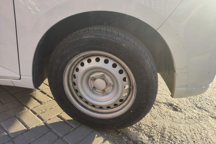 Used Wuling Zhengcheng 2021 1.5T Manual Comfort Version Right Front Wheel Hub