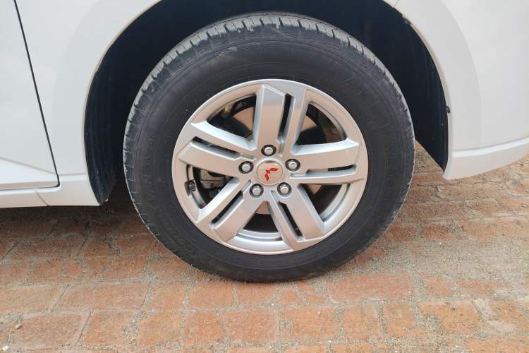 Used Wuling Zhengcheng 2021 1.5T Manual Luxury Version Right Front Wheel Hub