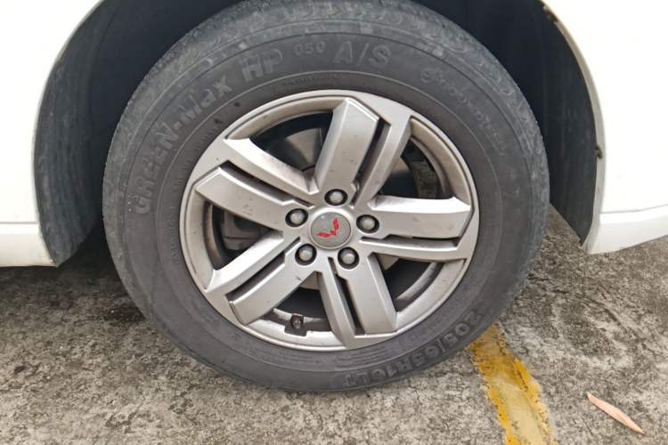 Used Wuling Zhengcheng 2021 1.5T Manual Luxury Version Right Front Wheel Hub
