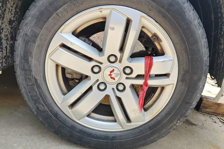 Used Wuling Zhengcheng 2021 1.5T Manual Luxury Version Right Front Wheel Hub