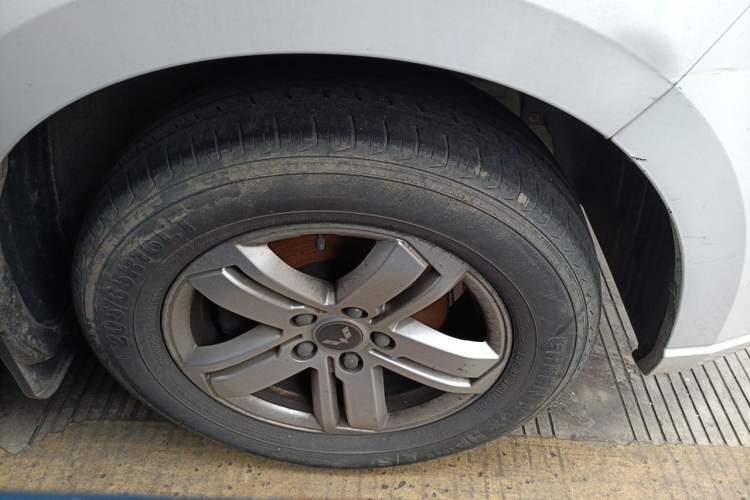 Used Wuling Zhengcheng 2021 1.5T Manual Luxury Commercial Vehicle Right Front Wheel Hub