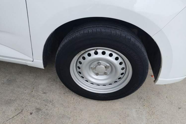Used Wuling Zhengcheng 2021 1.5T Manual Comfort Version Right Front Wheel Hub