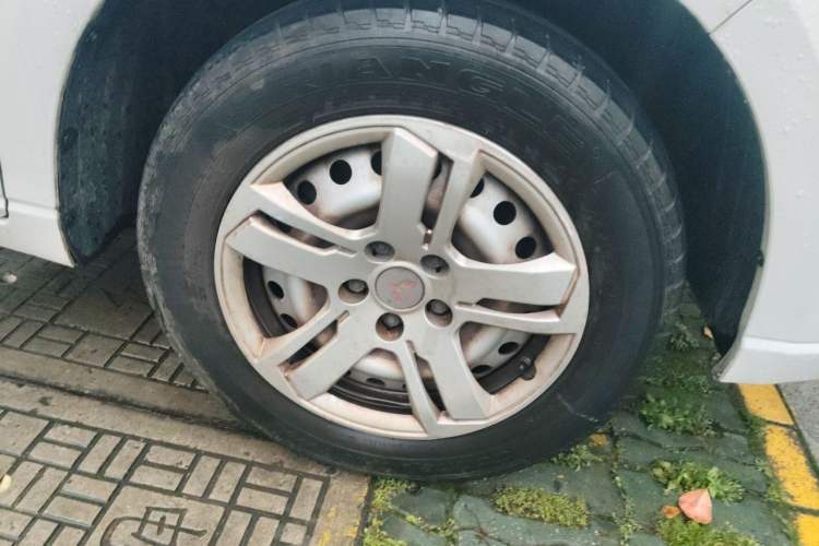 Used Wuling Zhengcheng 2021 1.5T Manual Comfort Version Right Front Wheel Hub