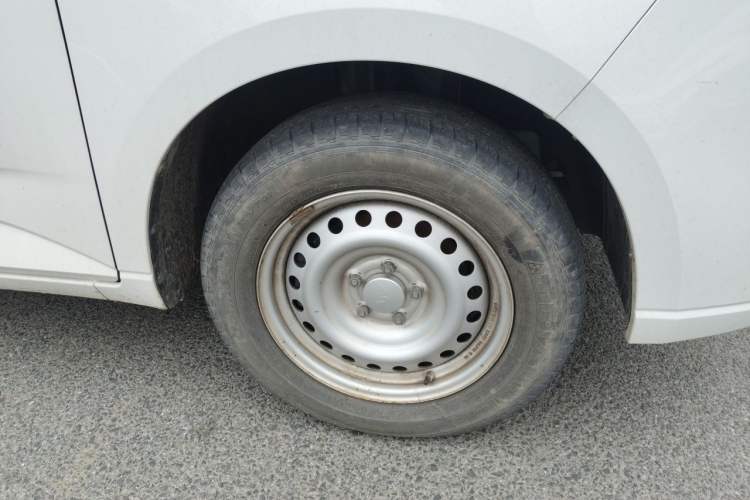 Used Wuling Zhengcheng 2021 1.5T Manual Comfort Version Right Front Wheel Hub