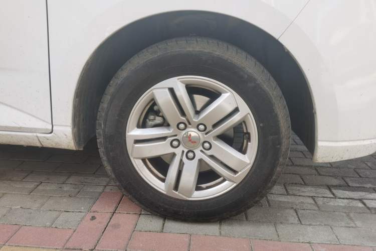 Used Wuling Zhengcheng 2021 1.5T Manual Luxury Version Right Front Wheel Hub