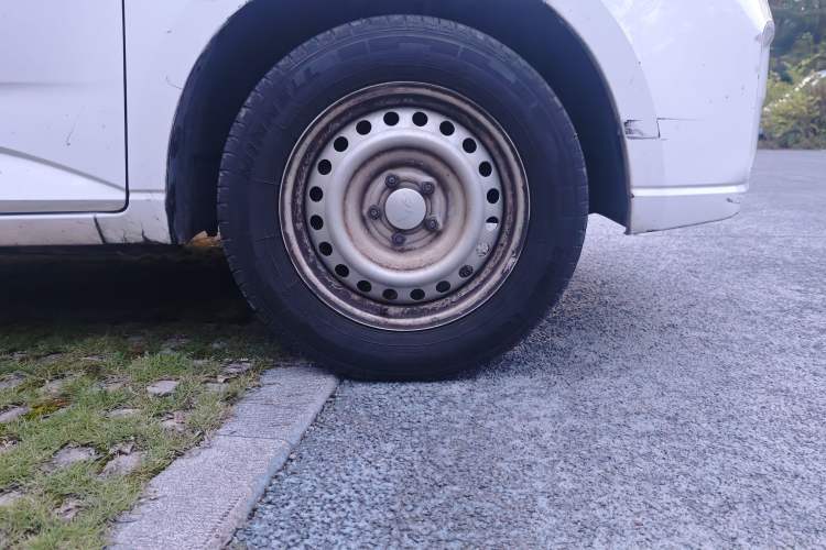Used Wuling Zhengcheng 2021 1.5T Manual Comfort Version Right Front Wheel Hub