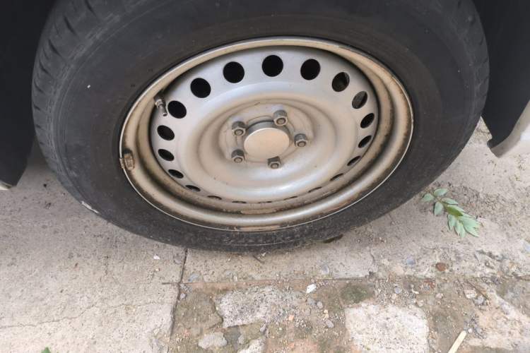 Used Wuling Zhengcheng 2021 1.5T Manual Comfort Version Right Front Wheel Hub