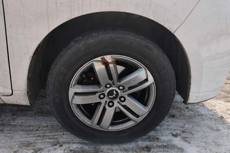 Used Wuling Zhengcheng 2021 1.5T Manual Luxury Version Right Front Wheel Hub