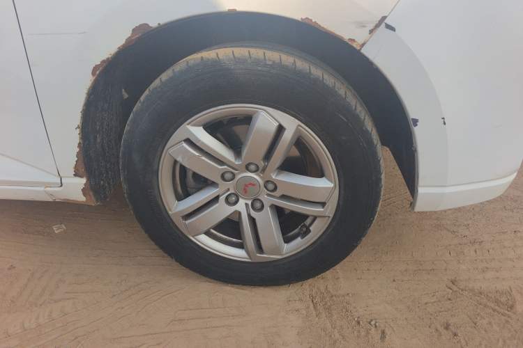 Used Wuling Zhengcheng 2021 1.5T Manual Luxury Version Right Front Wheel Hub
