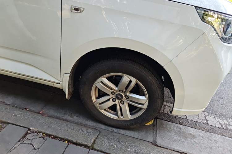 Used Wuling Zhengcheng 2021 1.5T Manual Luxury Version Right Front Wheel Hub