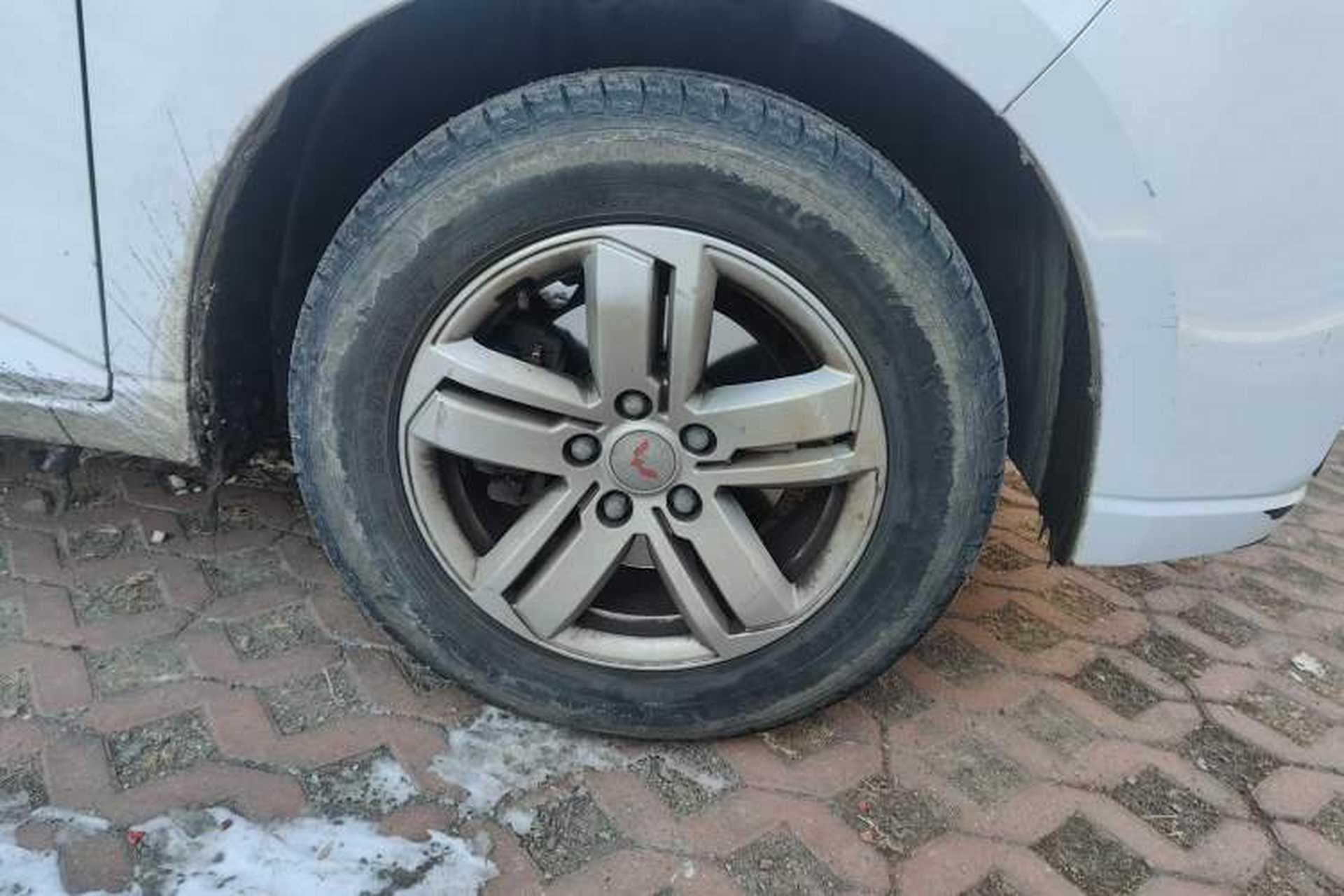 Used Wuling Zhengcheng 2021 1.5T Manual Luxury Version Right Front Wheel Hub