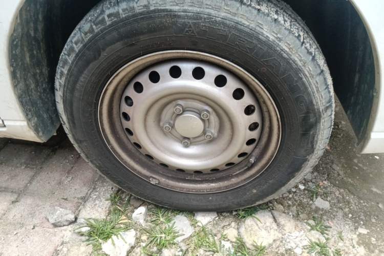 Used Wuling Zhengcheng 2021 1.5T Manual Comfort Version Right Front Wheel Hub